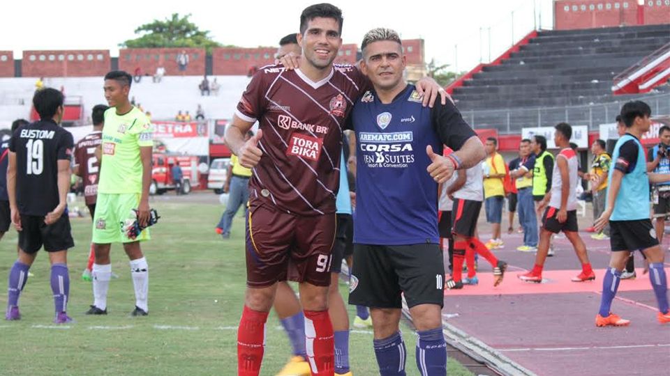 Fabiano Beltrame bersama Cristian Gonzales saat Arema bertemu PS Polri di Piala Bhayangkara Copyright: © Ian Setiawan/INDOSPORT